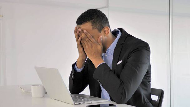 Потеря, разочарованный африканский бизнесмен работает на ноутбуке
 - Фото, изображение