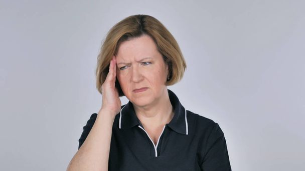 Портрет пожилой женщины Жест головной боли, стресс
 - Фото, изображение