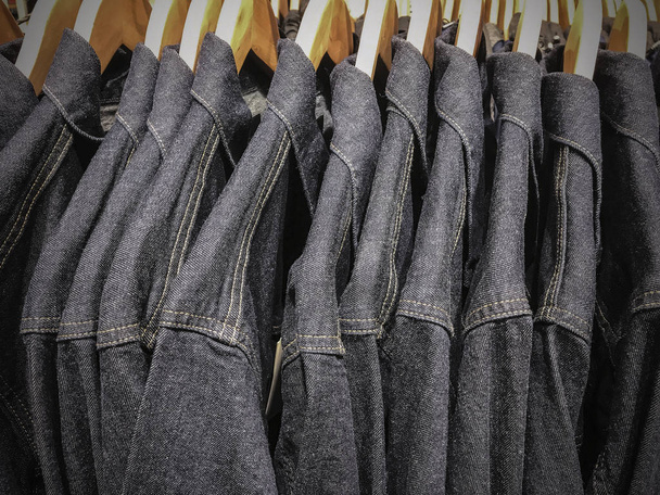 Tričko modré džíny v obchodě - Fotografie, Obrázek