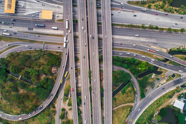 Vervoer junction circulaire stad weg luchtfoto met groene boom voertuig beweging - Foto, afbeelding