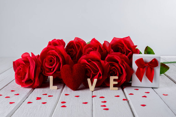 Sevgililer arka plan kırmızı gül, kalp şekli, hediye kutusu, ahşap harfleri ile kelime "Seviyorum" beyaz tahta masada - Fotoğraf, Görsel