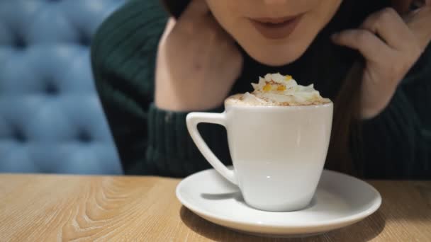 meisje probeert schuim met cappuccino - Video