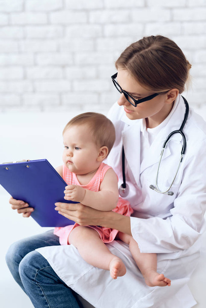 Professional pediatrician doctor exam newborn. - Valokuva, kuva