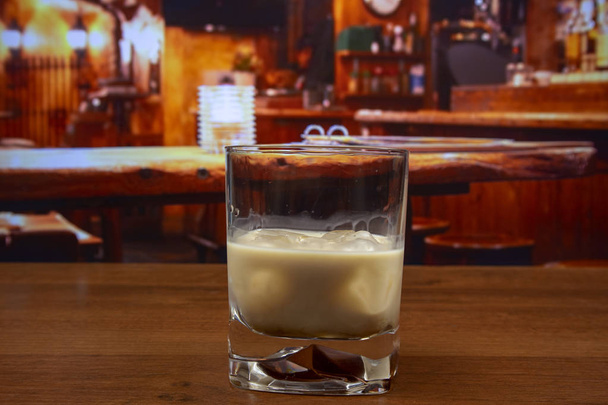 weißer russischer Cocktail im altmodischen Glas mit Eis - Foto, Bild