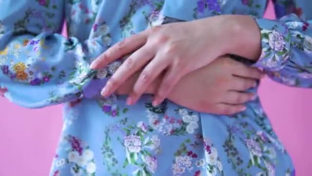 belle mani femminili su uno sfondo camicia blu
. - Filmati, video