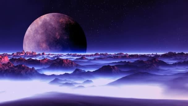 Alien Moon over de planeet Misty. Een grote planeet (maan) draait langzaam op een donkere sterrenhemel. De woestijn berglandschap is gevuld met violet licht. In de laaglanden dikke witte mist. - Video