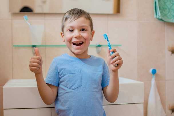 Ευτυχισμένο παιδί ή παιδί που βουρτσίζετε τα δόντια στο μπάνιο. στοματική υγιεινή. - Φωτογραφία, εικόνα
