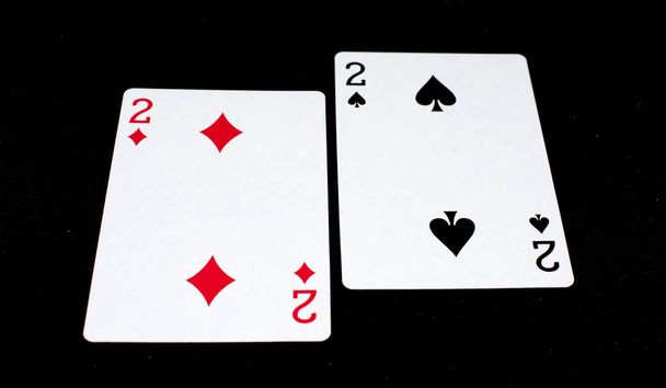 Spielkarten auf schwarzem Hintergrund - Spielwerkzeug - Foto, Bild