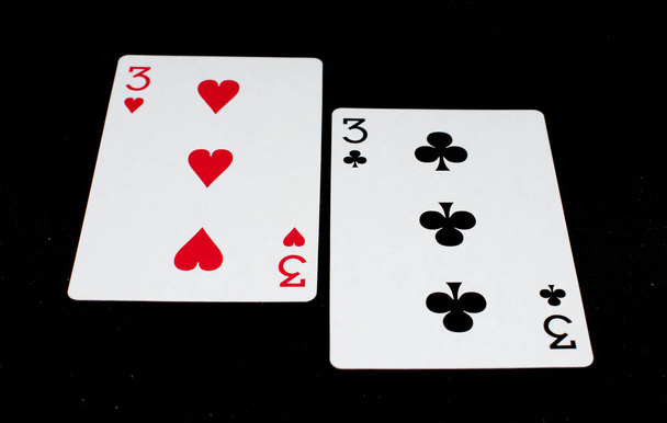 carte da gioco su sfondo nero - strumento di gioco
 - Foto, immagini