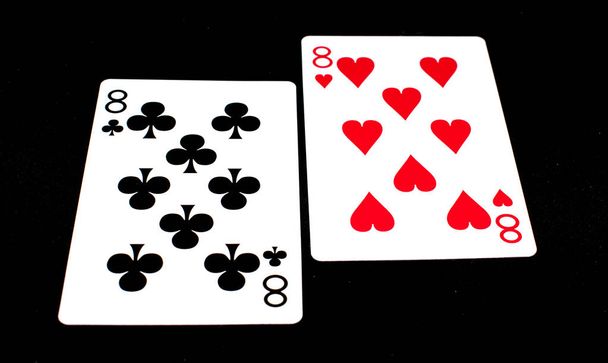 παίζοντας χαρτιά σε μαύρο φόντο - παιχνίδι εργαλείο - Φωτογραφία, εικόνα