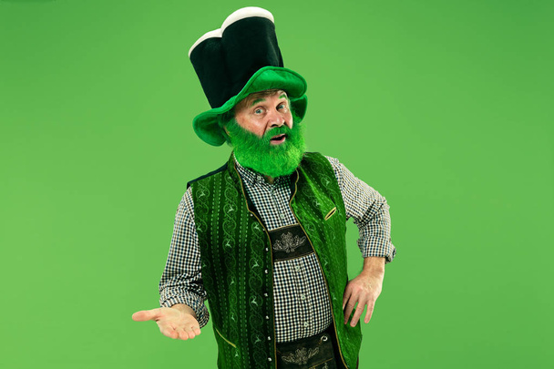 A man in a leprechaun hat at studio. He celebrates St. Patricks Day. - Foto, Imagem