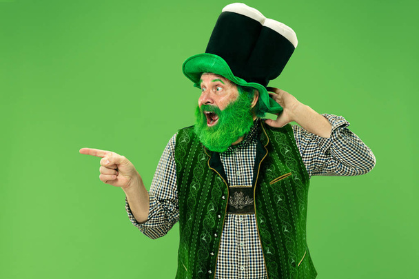 A man in a leprechaun hat at studio. He celebrates St. Patricks Day. - Foto, Bild