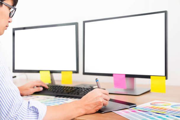 projektanta Edytor w pracy rysowania szkiców nowy projekt graficzny tablet i kolorów palety siedzi przy biurku z komputera w studio lub w biurze. - Zdjęcie, obraz