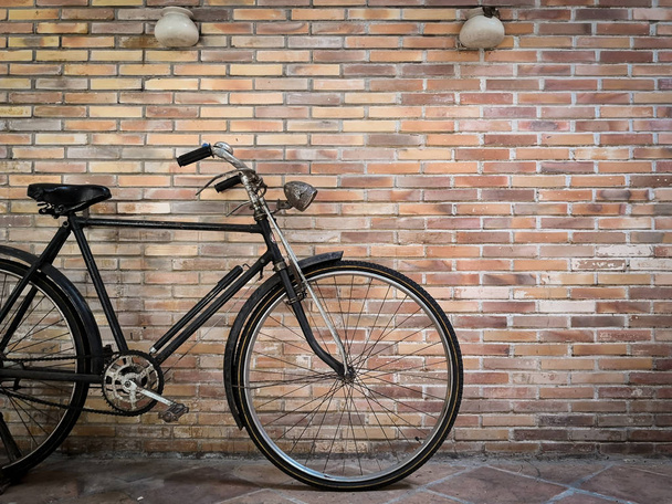 retro bicycle in front of the old brick wall. - Foto, Imagem