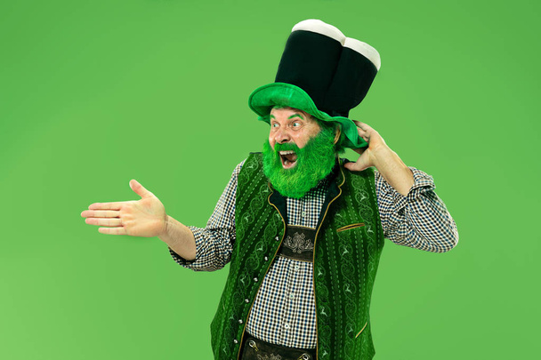 A man in a leprechaun hat at studio. He celebrates St. Patricks Day. - Foto, Imagen
