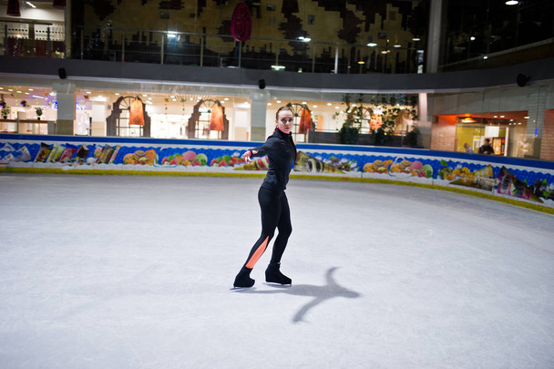 Figure skater woman at ice skating rink. - Foto, afbeelding