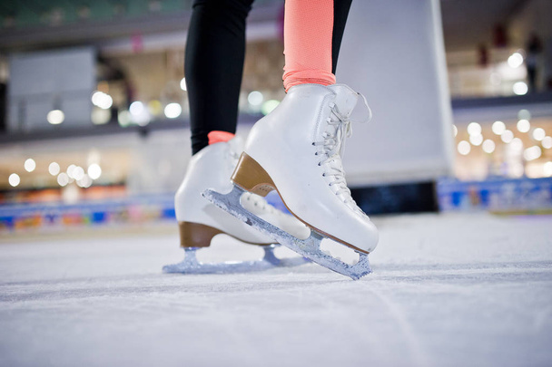 Τα πόδια του σκέιτερ πάγου στο παγοδρόμιο. - Φωτογραφία, εικόνα