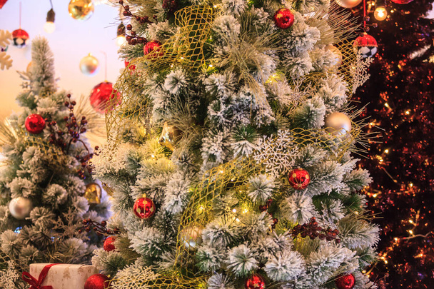 Colorido rojo, oro y plata Colgante Bola brillante fondo de bolas con decorado nevado árbol de Navidad de invierno en el centro comercial. Fiesta especial, decoración del festival, concepto de celebración de año nuevo
 - Foto, imagen