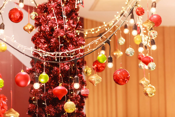 Colorido rojo, oro, verde y plata Colgante Bola brillante fondo de bolas con decorado árbol de Navidad rojo en el centro comercial. Fiesta especial, decoración del festival, concepto de celebración de año nuevo
 - Foto, imagen