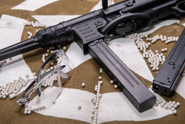 Luftgewehr mit Schutzbrille und vielen Kugeln - Foto, Bild