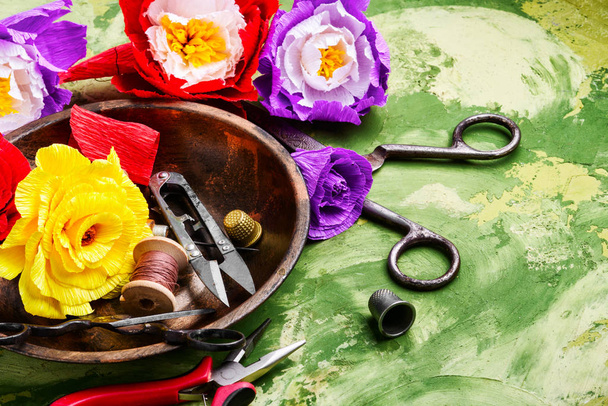 Λουλούδια πολύχρωμα χειροποίητο χαρτί. Χάρτινες μινιατούρες και εργαλεία. Χόμπι - Φωτογραφία, εικόνα