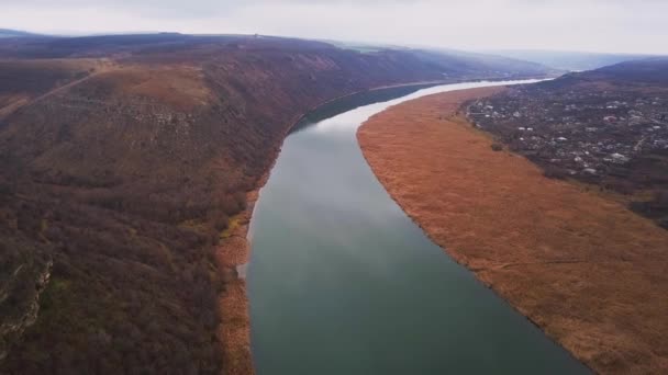 Drohnenflug über blauem Fluss und landwirtschaftlichen Flächen. dniester Fluss, Republik Moldau. 4k Vogelperspektive - Filmmaterial, Video