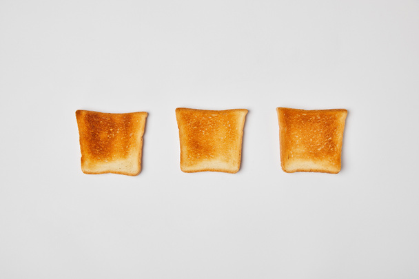top view of grilled crispy toasts on grey background - Foto, imagen
