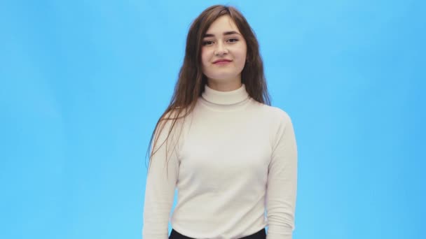 Beautiful young woman with clean, perfect skin. Portrait of beauty model with natural make-up and a smile. - Video, Çekim