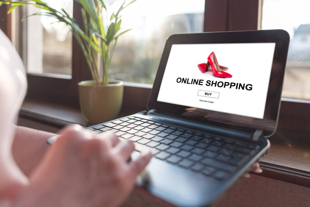 Екран ноутбука, що відображає концепцію онлайн-покупки
 - Фото, зображення