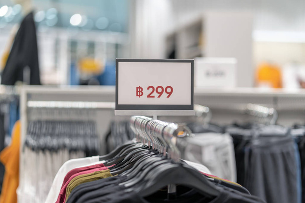 Sale off mock up werben Displayrahmen-Einstellung über der Wäscheleine im Kaufhaus für Shopping, Businessmode und Werbekonzept - Foto, Bild