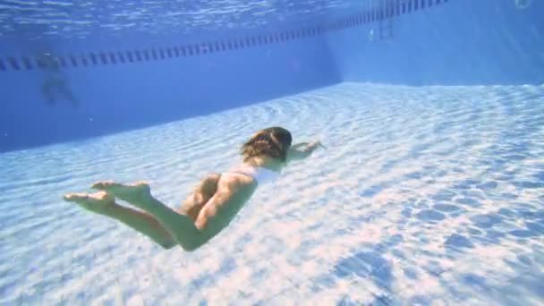 Mulher atraente nadando na piscina em câmera lenta
 - Filmagem, Vídeo