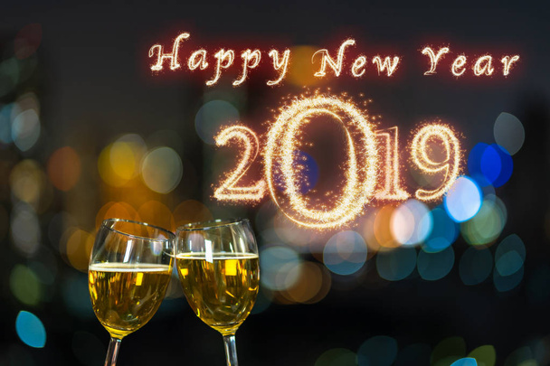 書かれた新年あけまして 2019 Clinking で花火を 2 つのビールのジョッキや祝うのための景観のぼやけた写真で眼鏡と輝き、党し、祝う新年あけましておめでとうございますコンセプト - 写真・画像