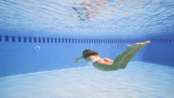 Çekici kadın ağır çekimde havuzda yüzme - Video, Çekim