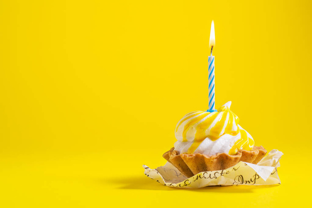Cupcake de aniversário saboroso com vela no fundo amarelo com espaço de cópia. Delicioso queque no fundo da cor. Conceito de feliz aniversário
. - Foto, Imagem