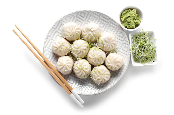 Πλάκα με νόστιμα κινέζικα ζυμαρικά, wasabi και τα λάχανα σε λευκό φόντο - Φωτογραφία, εικόνα