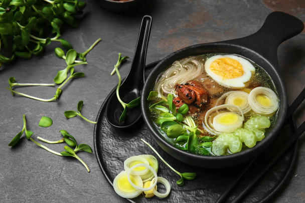 Смачний Китайський суп в миску на сірий таблиці - Фото, зображення