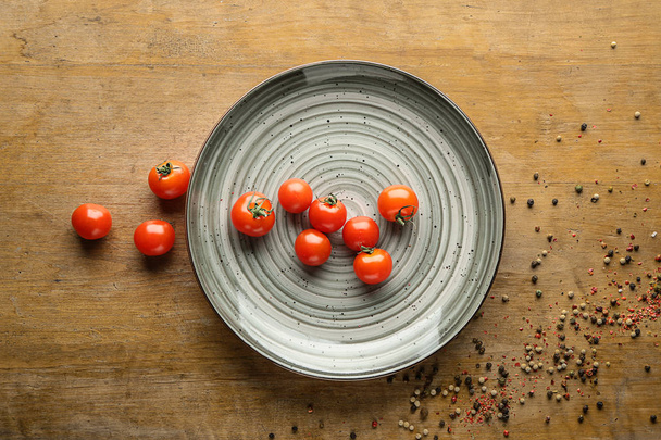 Ahşap arka plan domates ile şık plaka - Fotoğraf, Görsel