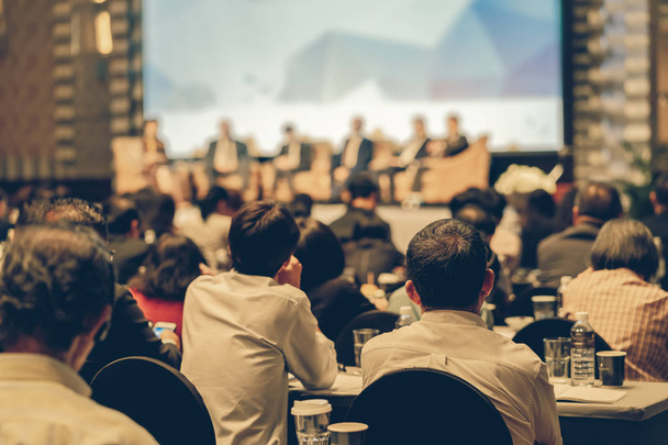 Вид ззаду Прослуховування аудиторії Спікери на сцені в конференц-залі або семінарській нараді, бізнес та освіта про інвестиційну концепцію
 - Фото, зображення