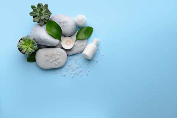 schöne Wellness-Komposition mit Steinen auf farbigem Hintergrund - Foto, Bild