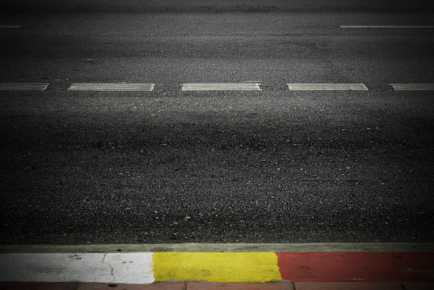 carretera con marcas de carretera
 - Foto, Imagen