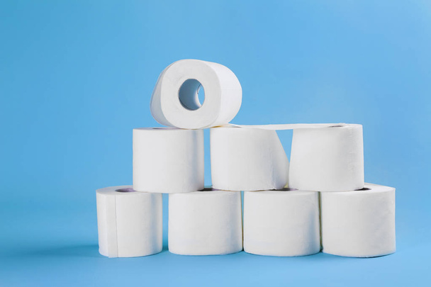 Rolls of toilet paper on color background - Foto, afbeelding