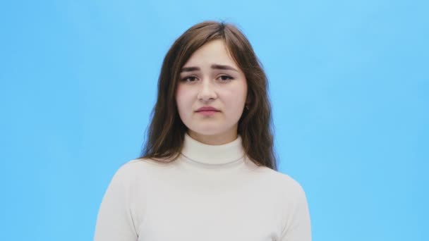Beautiful young woman with clean, perfect skin. Portrait of beauty model with natural make-up and anxiously waves his head in different directions. - Filmati, video