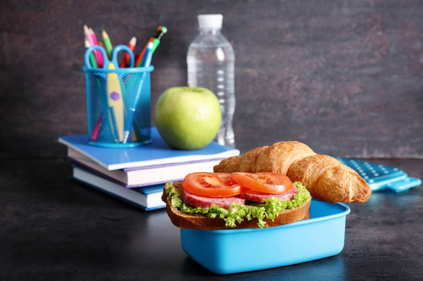 Νόστιμο σχολικό μεσημεριανό γεύμα στο τραπέζι - Φωτογραφία, εικόνα