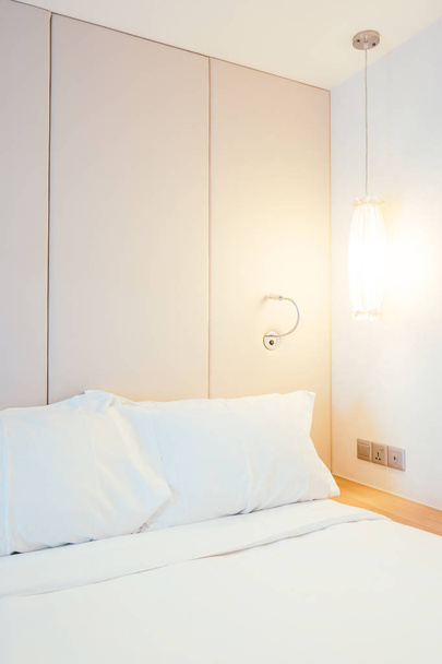 Cuscino comodo bianco sulla decorazione del letto nell'interno della camera da letto dell'hotel
 - Foto, immagini