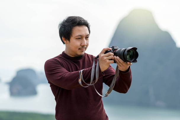 Retrato del fotógrafo o del turista sobre el fantástico paisaje del punto de vista samed nang chee al amanecer, Viajes y concepto de vacaciones
 - Foto, imagen