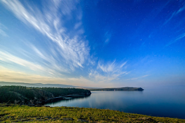 Oroszország, Lake Baikal, Olkhon Island, a felhők és a csillagok a kis tengeri öböl. Cape Sagan-Khushun - Fotó, kép