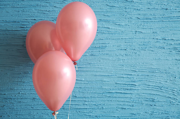 Pink balloons near color wall - Foto, imagen