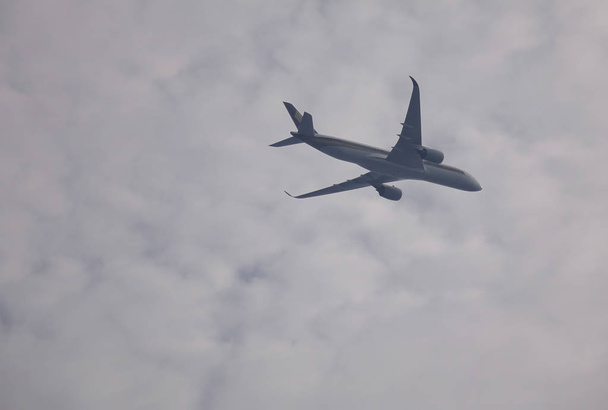 singapore - 10. feb 2018. ein airbus a330 aircarft von singapore Airlines fliegt in den blauen himmel in der nähe des changi airbase. - Foto, Bild