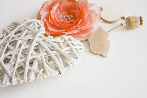 Día de San Valentín fondo blanco con un gran corazón blanco, rosa rosa y decoración de madera
 - Foto, imagen