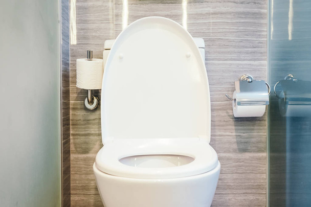 Beautiful luxury white toilet seat and bowl in bathroom interior - Foto, afbeelding